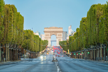 The Arc de Triomphe seen across des Champs-Élysées avenue in Paris, Francja - obrazy, fototapety, plakaty