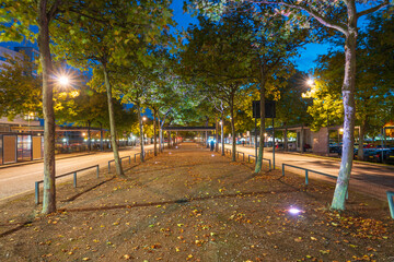 Obraz premium Midsummer boulevard at night in Milton Keynes. England