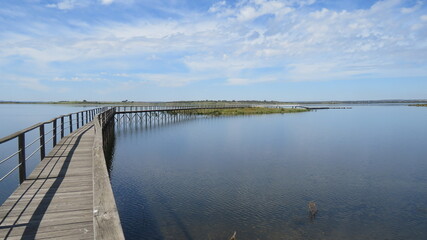 Passadi&ccedil;o de madeira na Aldeia da Luz em Portugal, sobre a represa do Alqueva