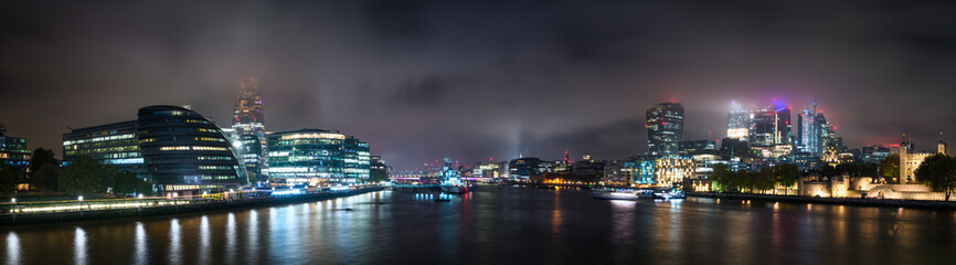 Fototapeta na wymiar Night time skyline panorama of London financial district 