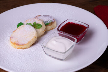 Mini cheesecake with jam and creame