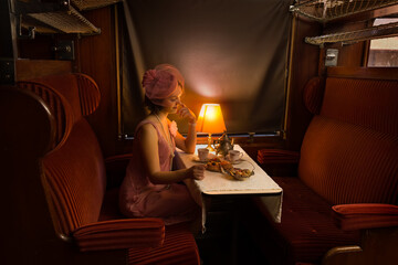 Flapper dress 1920 lady pouring tea in train - 551170173