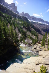 Cascada en las montañas de Ordesa, los Pirineos