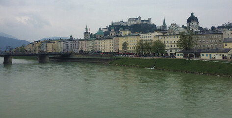 Fototapeta premium Salzburg an der Salzach mit Blick auf die Burg Salzburg