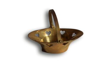 Cesta de metal dorada con corazón.