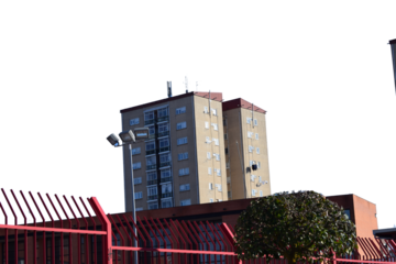 Edificio alto en fondo transparente. 