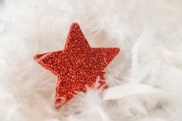petite étoile rouge à paillettes dans des plumes blanches - obrazy, fototapety, plakaty