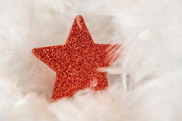 petite étoile à paillettes rouge dans des plumes blanches - obrazy, fototapety, plakaty