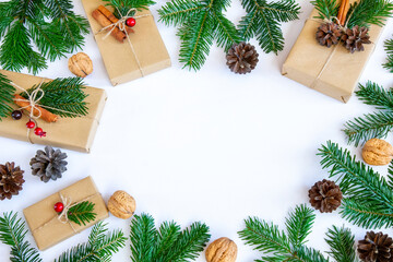 Fototapeta na wymiar Gałązki jodły, prezenty i naturalne ozdoby na białym tle. Bożonarodzeniowe tło.