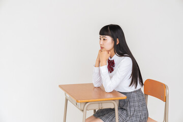 制服を着た女子学生　考える　教室