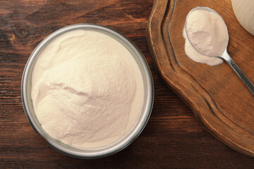 Bowl and spoon of agar-agar powder on wooden table, flat lay