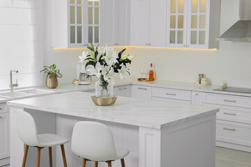 Fototapeta na wymiar Luxury kitchen interior with new stylish furniture