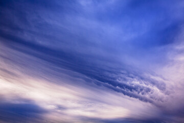 Fototapeta na wymiar 夕日の当たる冬の暗い雲 