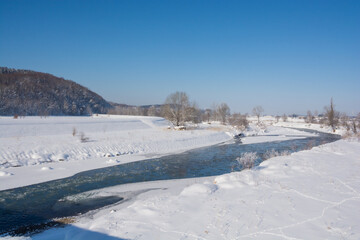 Fototapeta na wymiar 寒い冬の朝の川と青空 