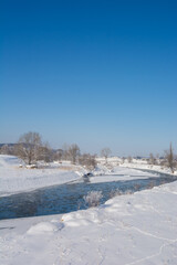 Fototapeta na wymiar 寒い冬の朝の川と青空 