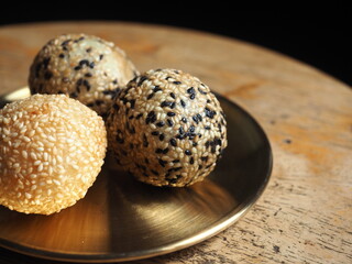 Sesame balls with sweet bean paste filling