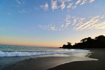 夕暮れの桂浜の海