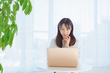 パソコンをみて楽しい表情をする女性