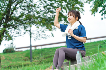 バブリックビューイングでW杯を観戦するサッカーファン・サポーターの女性
