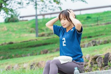 Fototapeta premium サッカー観戦で失点してショックを受けるサッカーファン・サポーターの日本人女性 