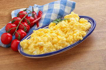 Scrambledd egg in the bowl