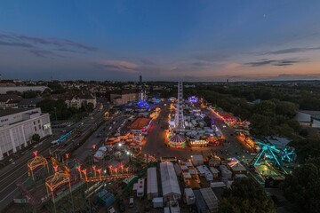 Ausblick auf das Augsburger Plärrer-Volksfest in der Abenddämmerung