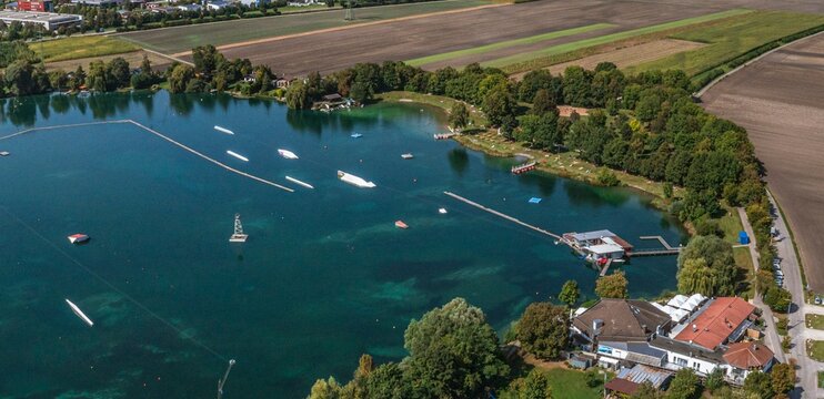 Der Friedberger Baggersee mit seiner &uuml;berregional bekannten Wasserskianlage