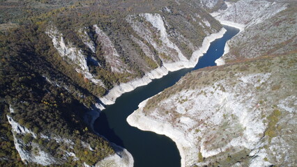 Der Fluss Uvac schlängelt die Hügel im Süden Serbiens hinab. Hier erwartet Sie eine fantastische...