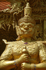 Statue an einem buddhistischen Tempel, Gold