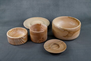 Verschiedene gedrechselte Holzschalen