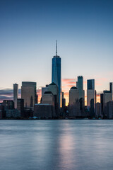 Fototapeta na wymiar Bunter Himmel kurz vor Sonnenaufgang über der Skyline von New York.