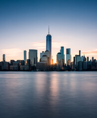 Sonnenaufgang zwischen der Skyline von New York City.
