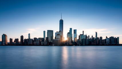 Sonnenaufgang in New York mit der Sonne zwischen der Skyline in Manhattan.