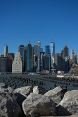 Skyline von Manhattan mit Steinen im Vordergrund.