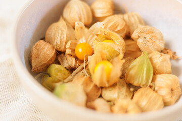 ボウルに入ったたくさんの鬼灯