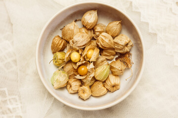 ボウルに入ったたくさんの鬼灯