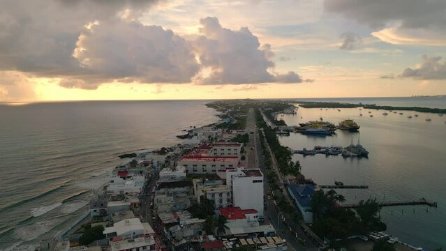 Paneo de Drone de Amanecer en Isla Mujeres vista de punta a punta de la isla caribe mexicano y zona de puerto