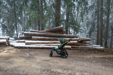 Three-wheeled all-terrain buggy with pneumatic tyres . Dreirädriger geländegängiger Kinderwagen mit Luftreifen