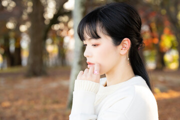 アクセサリーを身につけた美肌の女性