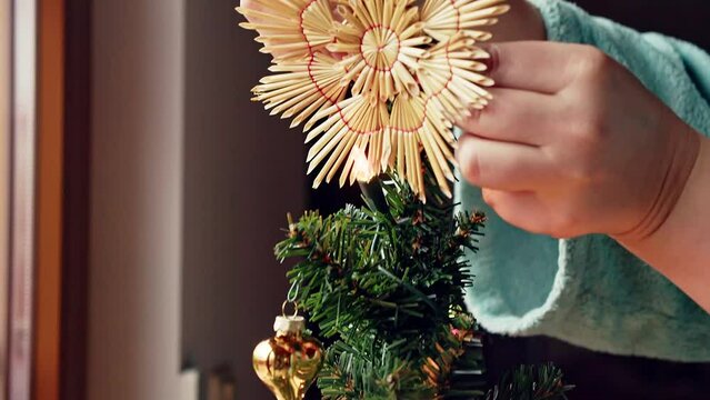 Der gr&ouml;&szlig;te und sch&ouml;nste Stern wird auf die Spitze des Christbaumes gesetzt