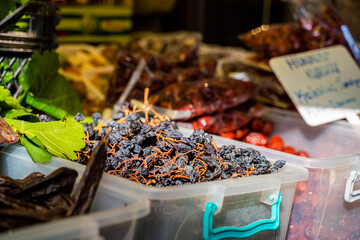 Getrocknete Weintrauben werden auf einem orientalischen Basar angeboten