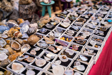 Edelsteine und Schmucksteine werden auf einem orientalischen Basar angeboten