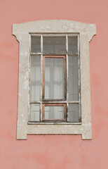 Fototapeta na wymiar Beautiful pink facade in Portugal with white window