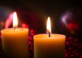 zwei brennende Kerzen
