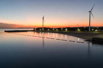 新舞子ファインブリッジから見た日没時の風力発電の風車