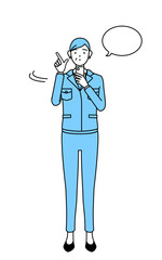 スマホを操作する作業着を着たシニア女性（経営者、管理職、工場長）