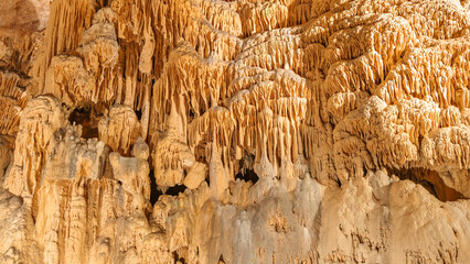 Formations géologiques de stalactites et stalagmites dans une grotte souterraine. 