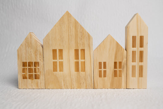 enfilade de maisons en bois avec des fen&ecirc;tres, petites maison en bois pour gestion immobilier