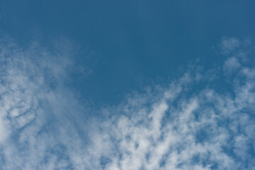 Helle Wolken am blauen Himmel