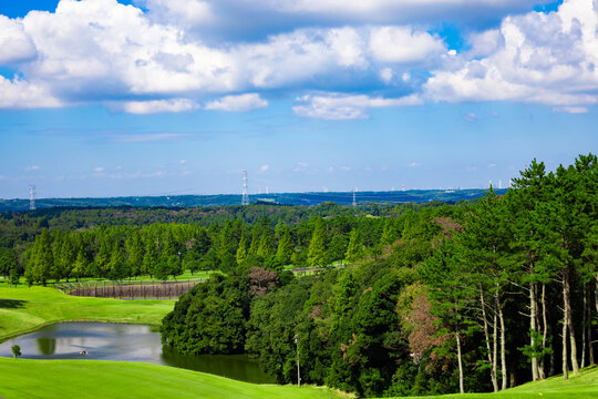 青空のゴルフ場・池やがある丘からの打ち下ろしで難しいコースの眺め（千葉県木更津市）

